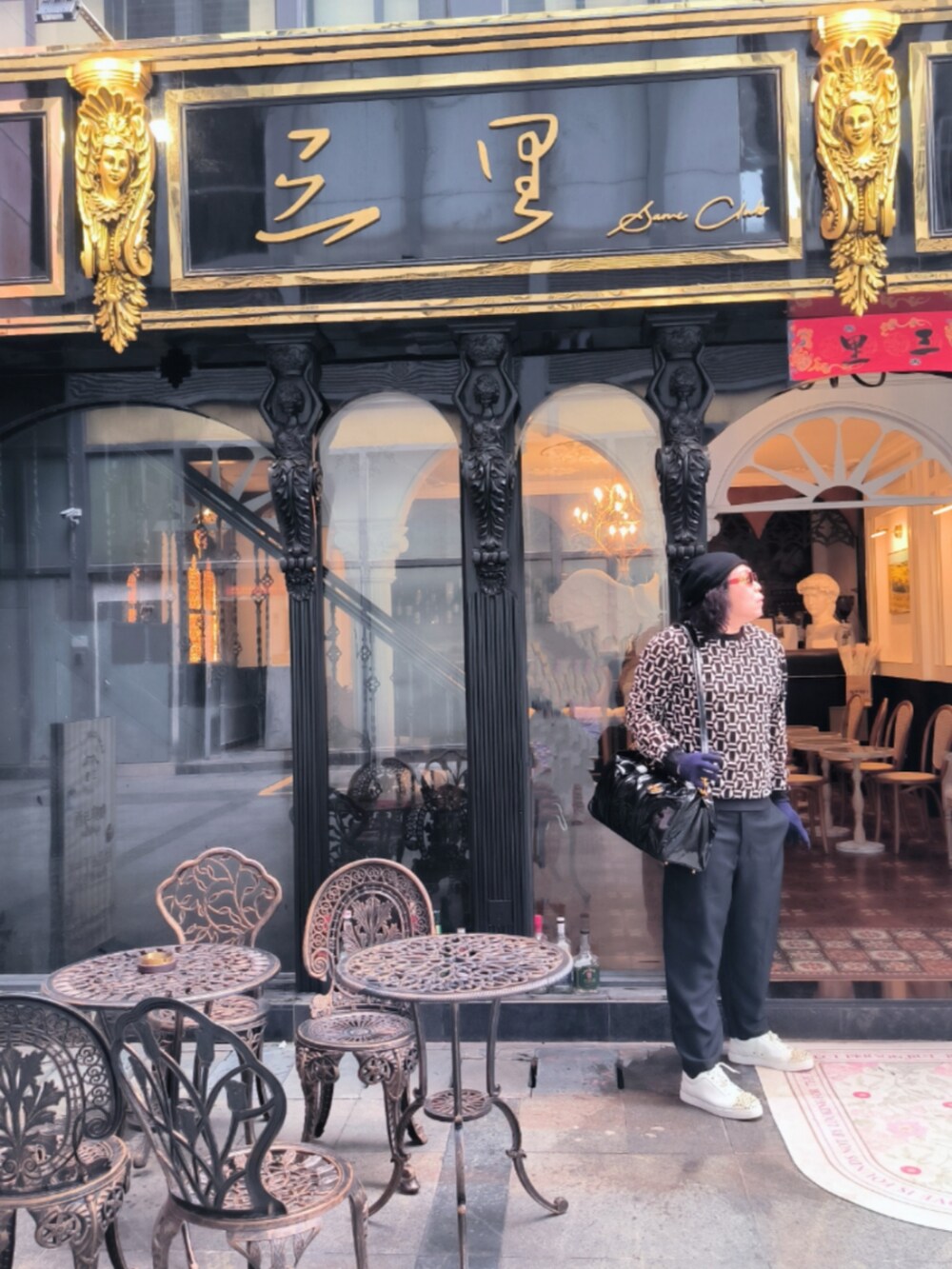 「CHANELのアイテム（スーツケース/キャリーバッグ、ブラック系）」を使った、Panda Ngさん（メンズ・180cm）の春コーディネートの3枚目の写真