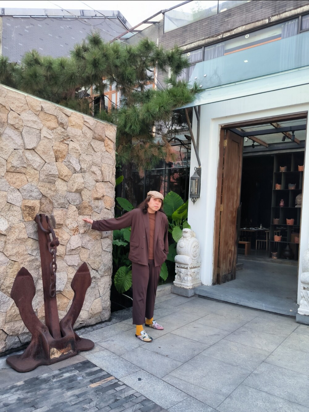 「Christian Louboutinのアイテム（モカシン/デッキシューズ、グリーン系）」を使った、Panda Ngさん（メンズ・180cm）の秋コーディネートの4枚目の写真