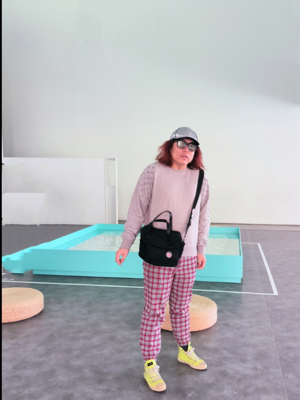 「CHANELのアイテム（ビジネスバッグ、ブラック系）」を使った、Panda Ngさん（メンズ・180cm）の冬コーディネートの2枚目の写真