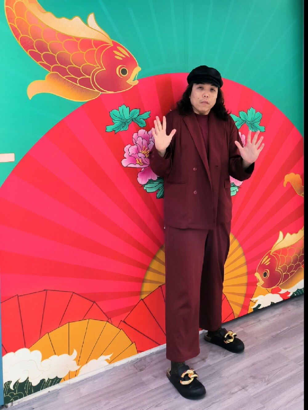 「Lounge Wearのアイテム（テーラードジャケット、レッド系）」を使った、Panda Ngさん（メンズ・180cm）の秋コーディネートの5枚目の写真