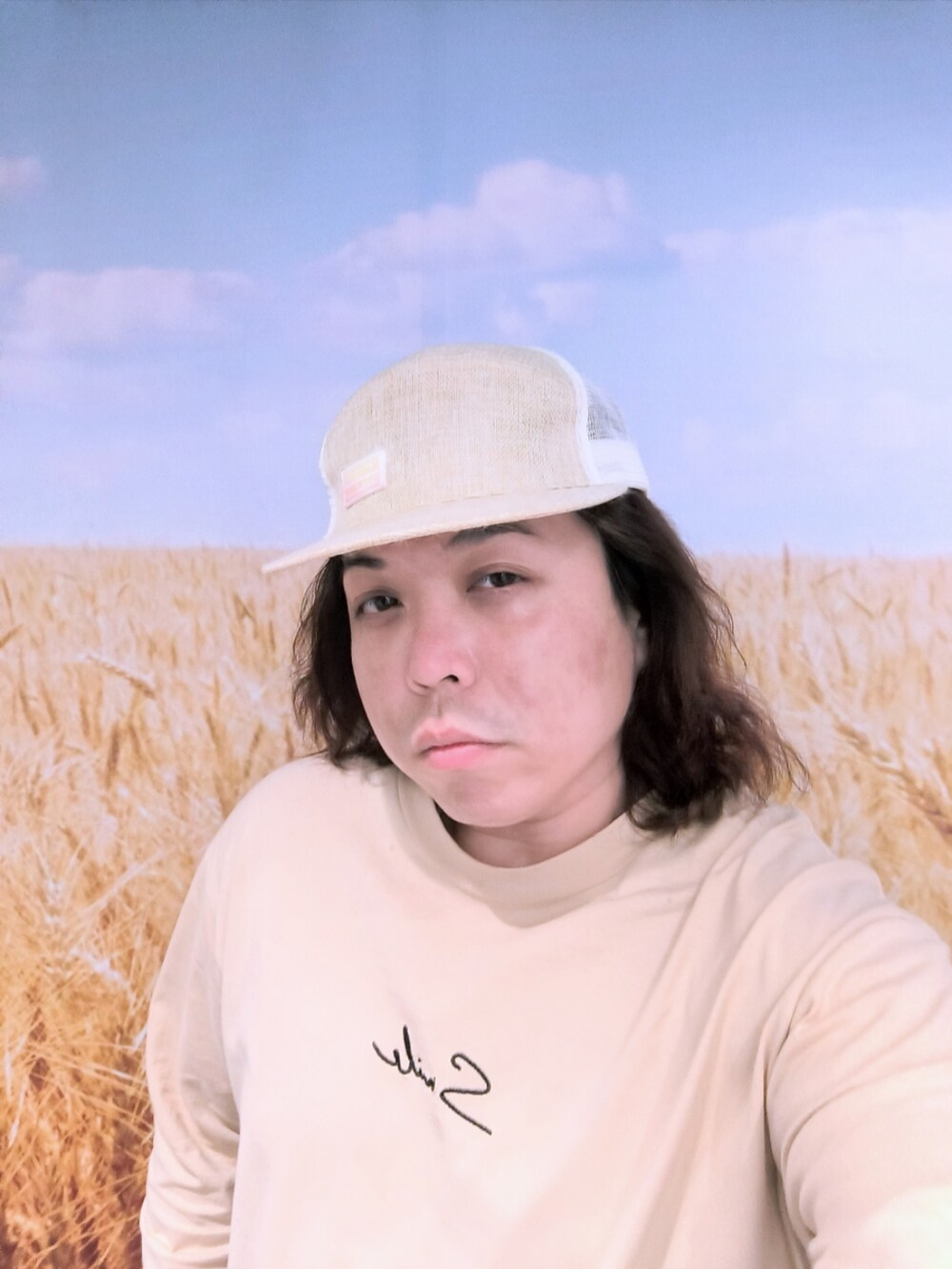 「MIHARA UIのアイテム（Tシャツ/カットソー、ベージュ系）」を使った、Panda Ngさん（メンズ・180cm）の春コーディネートの4枚目の写真