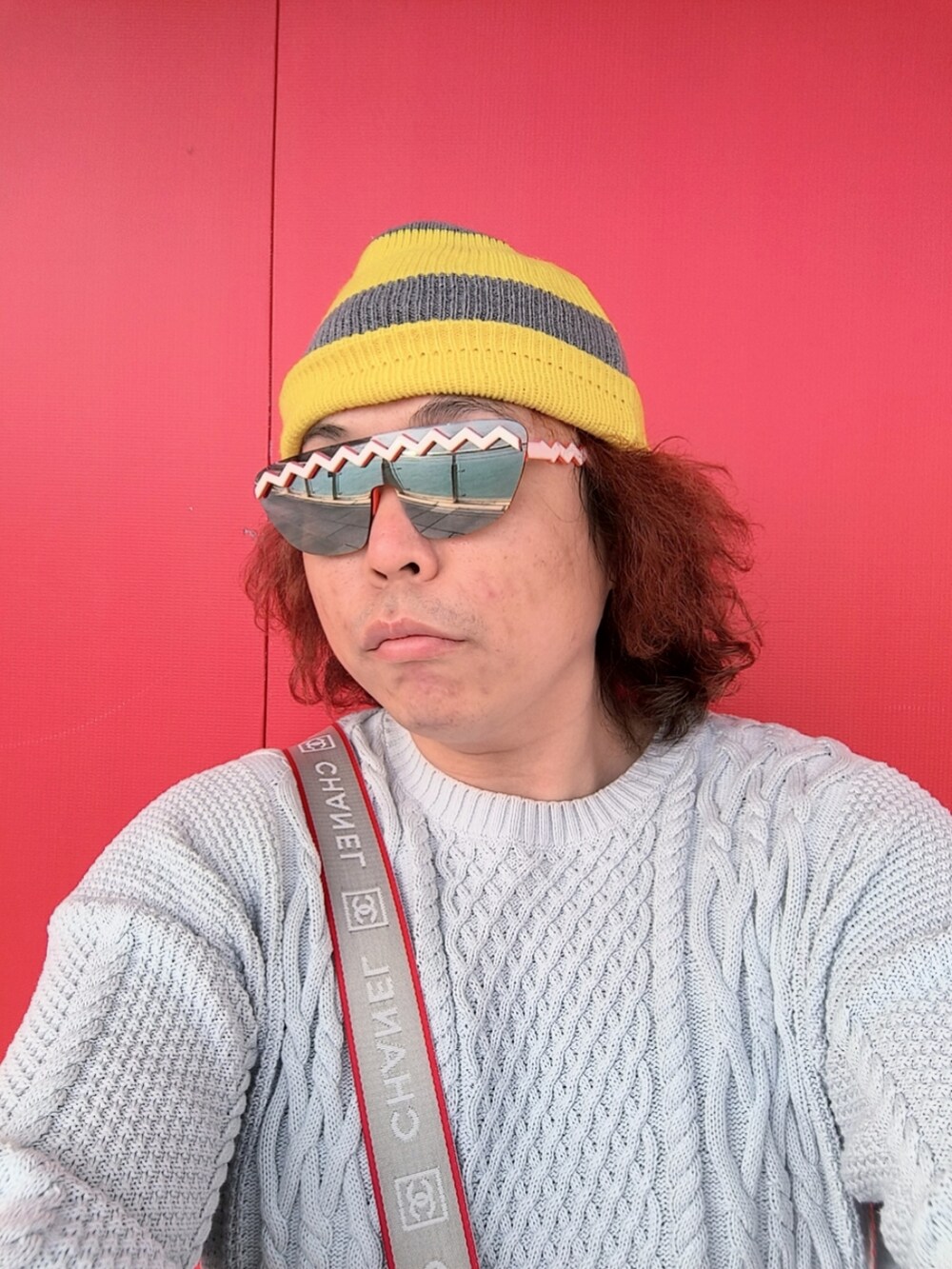 「CHANELのアイテム（メッセンジャーバッグ、ホワイト系）」を使った、Panda Ngさん（メンズ・180cm）の冬コーディネートの3枚目の写真