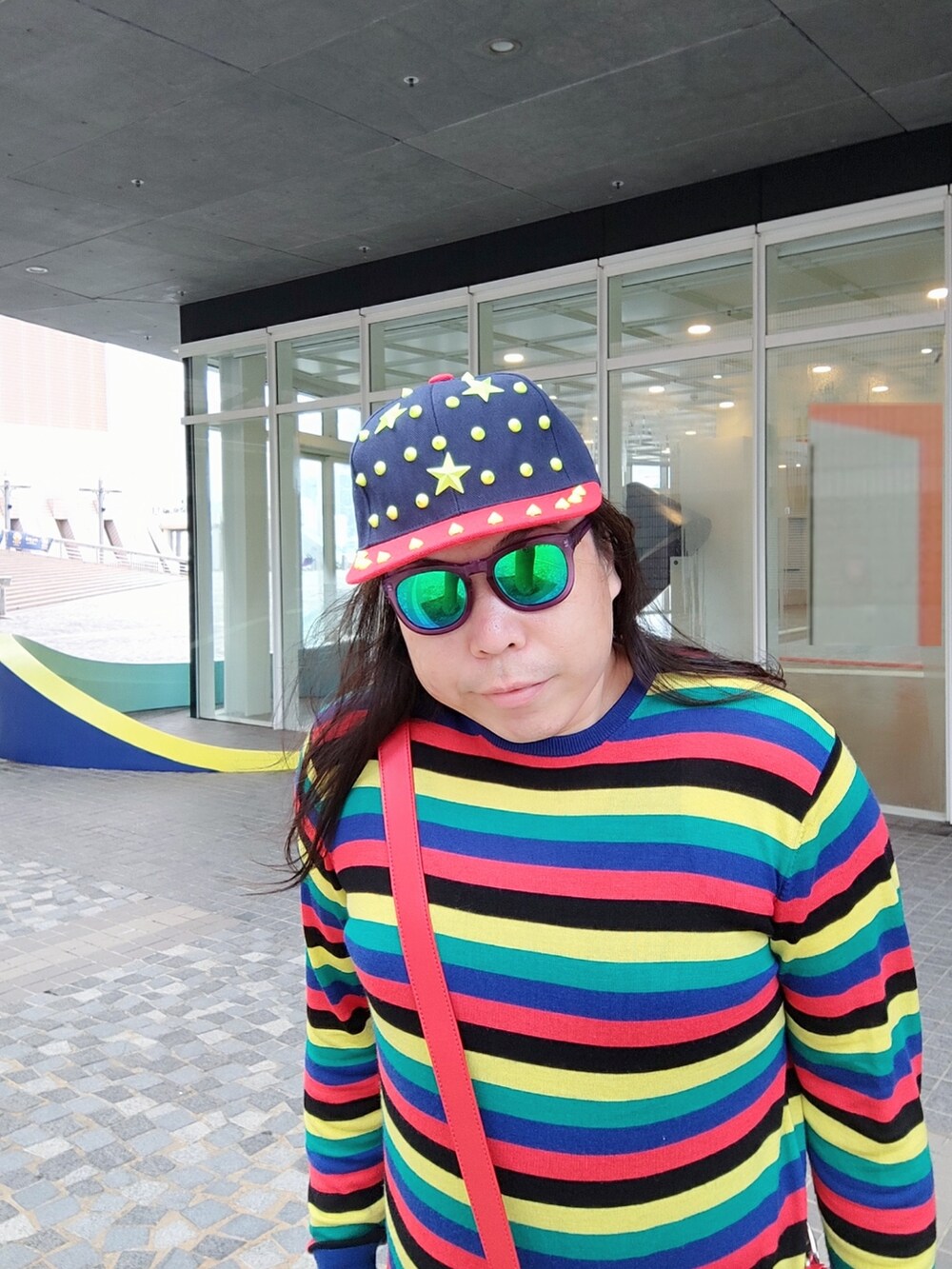 「JW Anderson X uniqloのアイテム（ニット/セーター、その他）」を使った、Panda Ngさん（メンズ・180cm）の春コーディネートの3枚目の写真