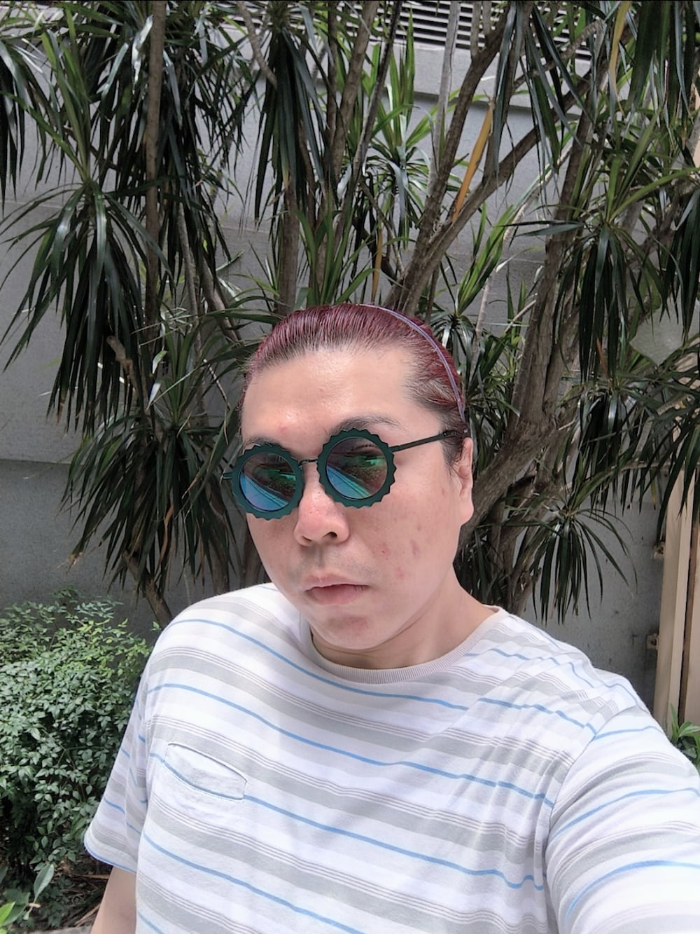 「CARVENのアイテム（Tシャツ/カットソー、グレー系）」を使った、Panda Ngさん（メンズ・180cm）の夏コーディネートの2枚目の写真