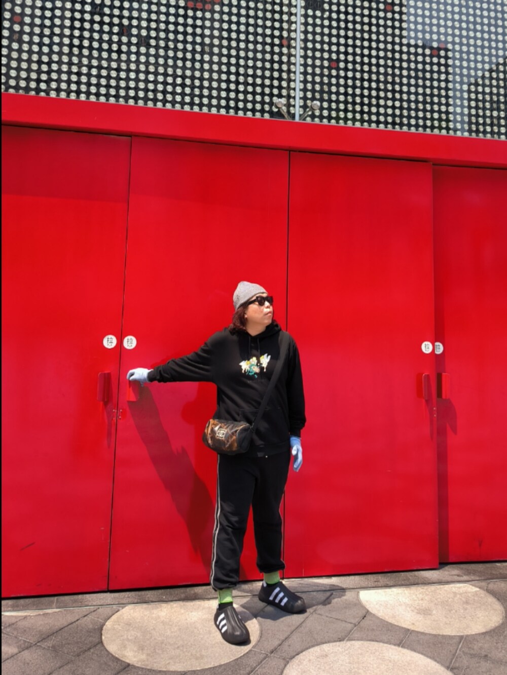 「CHANELのアイテム（ドラムバッグ、ブラウン系）」を使った、Panda Ngさん（メンズ・180cm）の春コーディネートの3枚目の写真