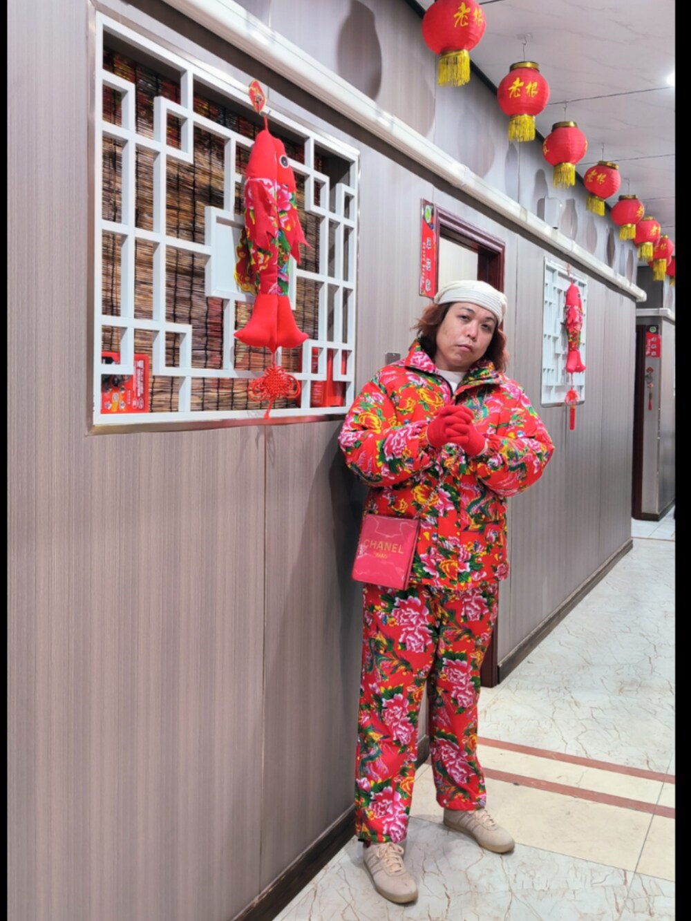 「CHANELのアイテム（バッグ、レッド系）」を使った、Panda Ngさん（メンズ・180cm）の冬コーディネートの5枚目の写真