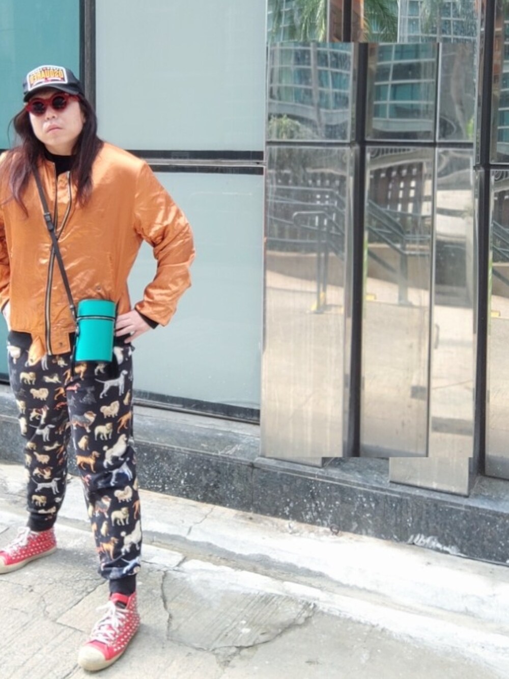 「DSQUARED2のアイテム（サンバイザー、ブラック系）」を使った、Panda Ngさん（メンズ・180cm）の冬コーディネートの2枚目の写真