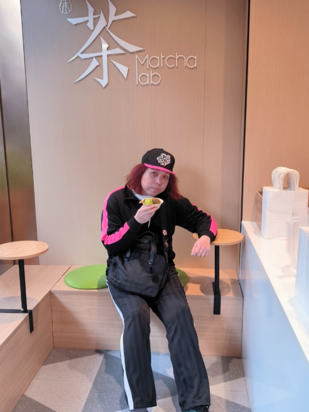「CHANELのアイテム（ビジネスバッグ、ブラック系）」を使った、Panda Ngさん（メンズ・180cm）の冬コーディネートの5枚目の写真