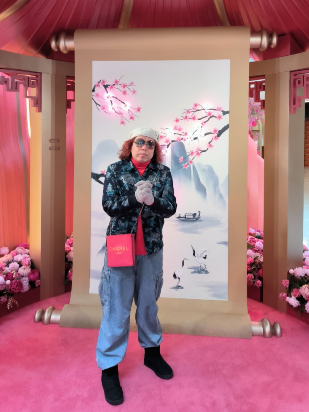 「CHANELのアイテム（バッグ、レッド系）」を使った、Panda Ngさん（メンズ・180cm）の冬コーディネートの4枚目の写真