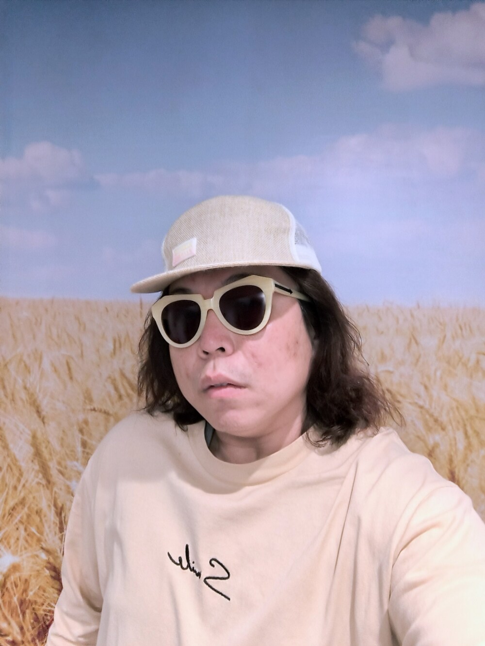 「MIHARA UIのアイテム（Tシャツ/カットソー、ベージュ系）」を使った、Panda Ngさん（メンズ・180cm）の春コーディネートの3枚目の写真
