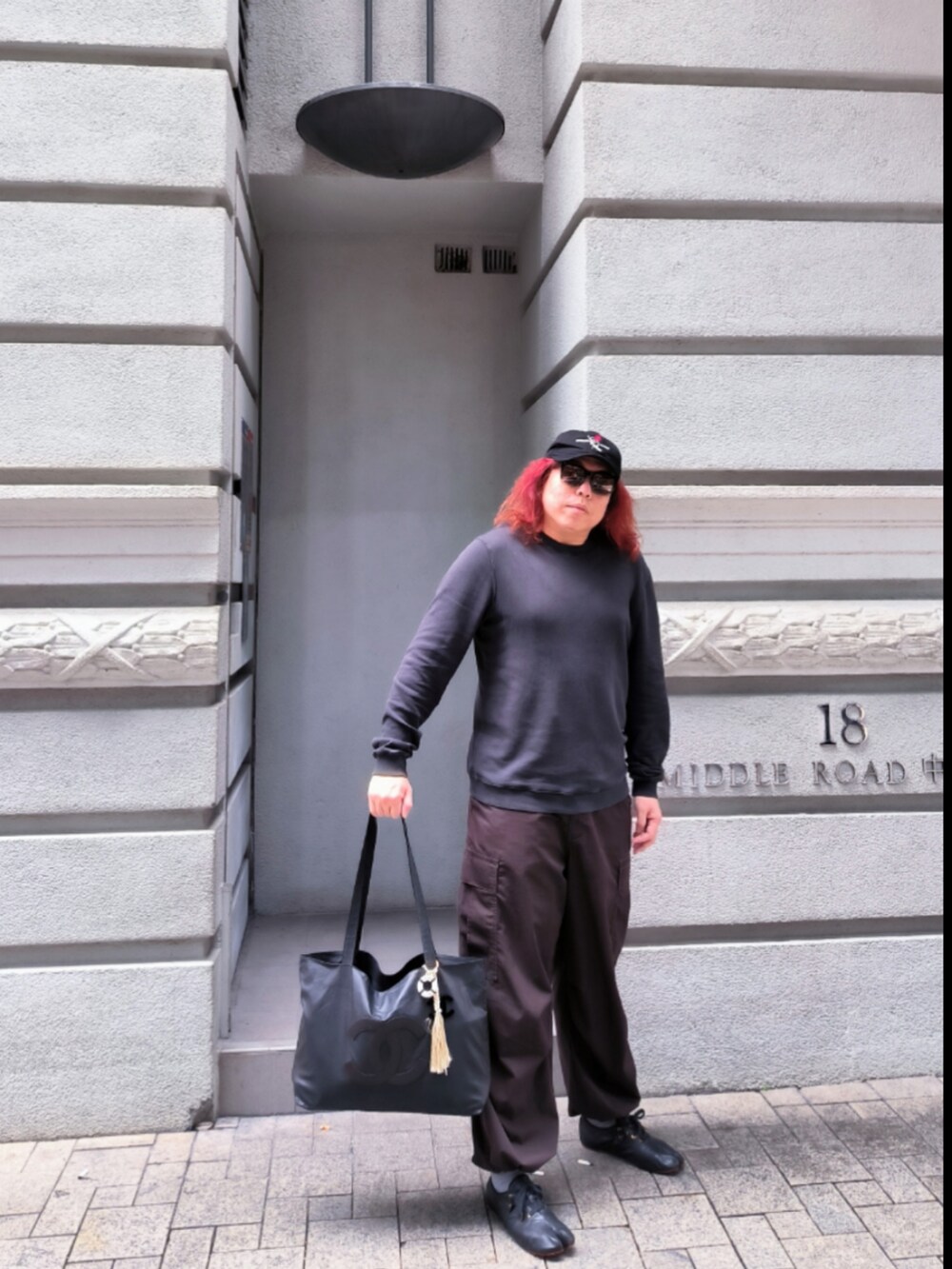 「CHANELのアイテム（エコバッグ/サブバッグ、ブラック系）」を使った、Panda Ngさん（メンズ・180cm）の秋コーディネートの3枚目の写真