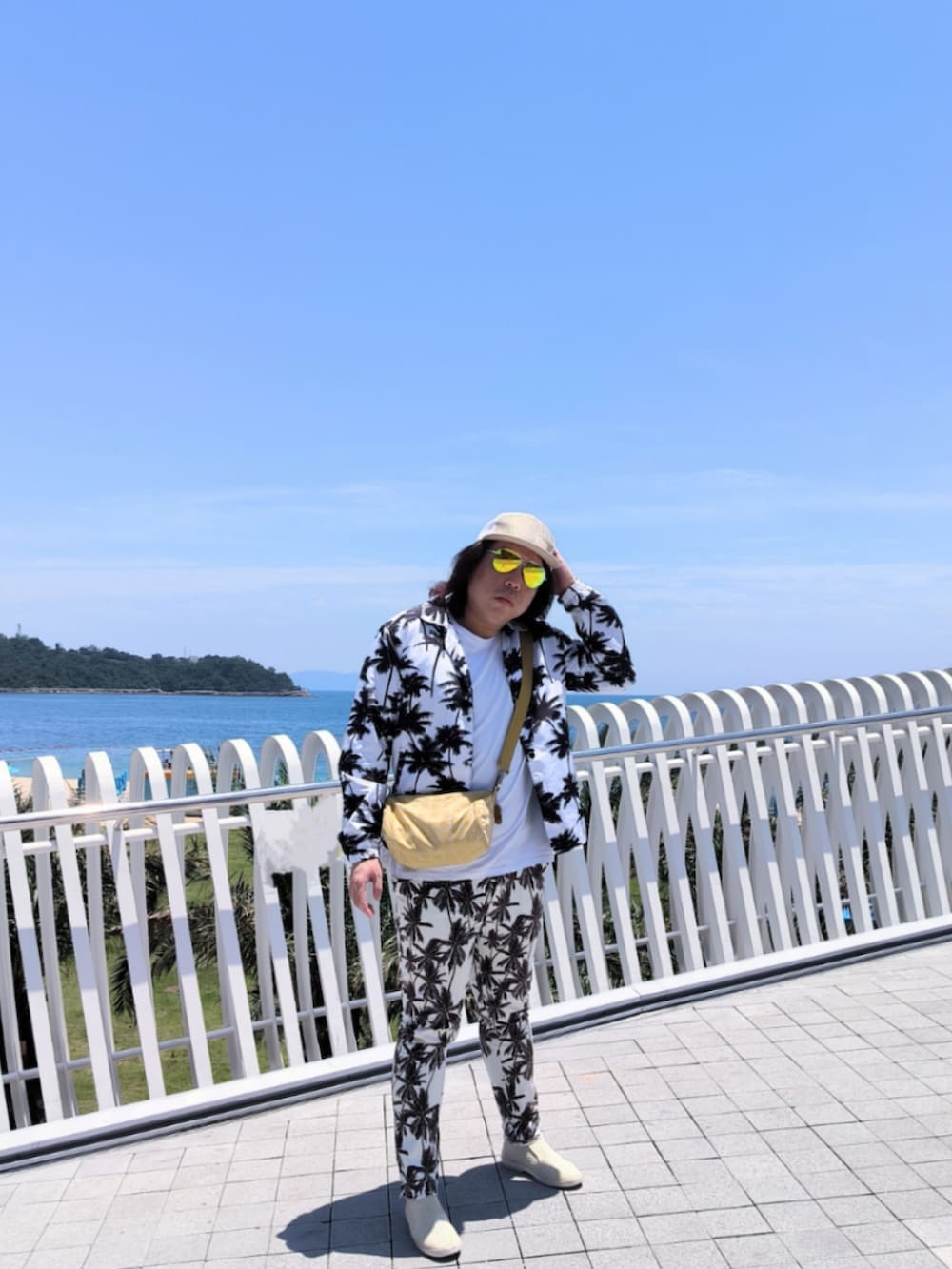 「CHANELのアイテム（メッセンジャーバッグ、イエロー系）」を使った、Panda Ngさん（メンズ・180cm）の春コーディネートの2枚目の写真