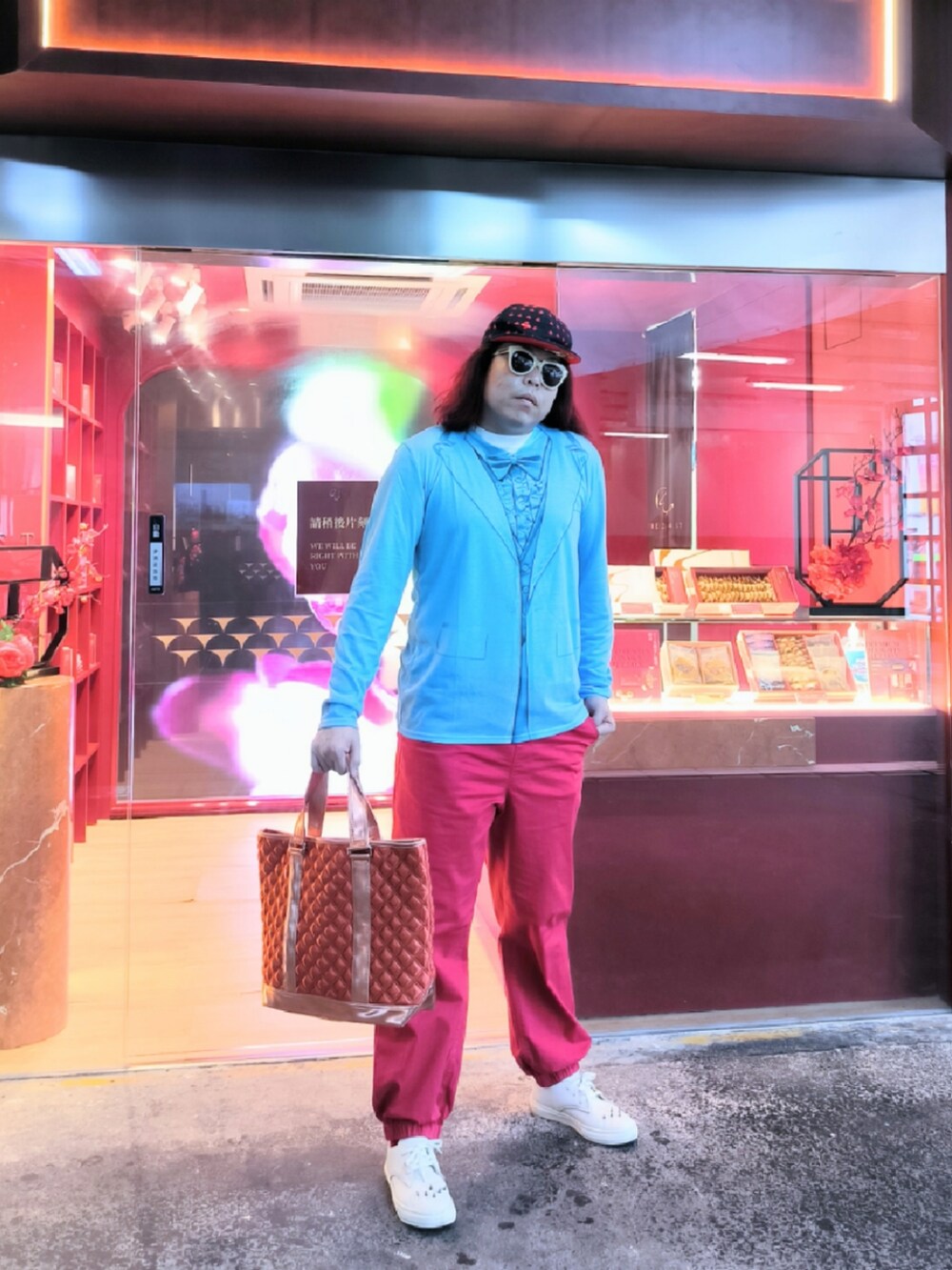 「MARC JACOBSのアイテム（エコバッグ/サブバッグ、オレンジ系）」を使った、Panda Ngさん（メンズ・180cm）の夏コーディネートの2枚目の写真