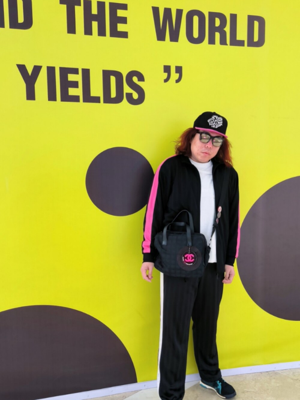 「CHANELのアイテム（ビジネスバッグ、ブラック系）」を使った、Panda Ngさん（メンズ・180cm）の冬コーディネートの3枚目の写真