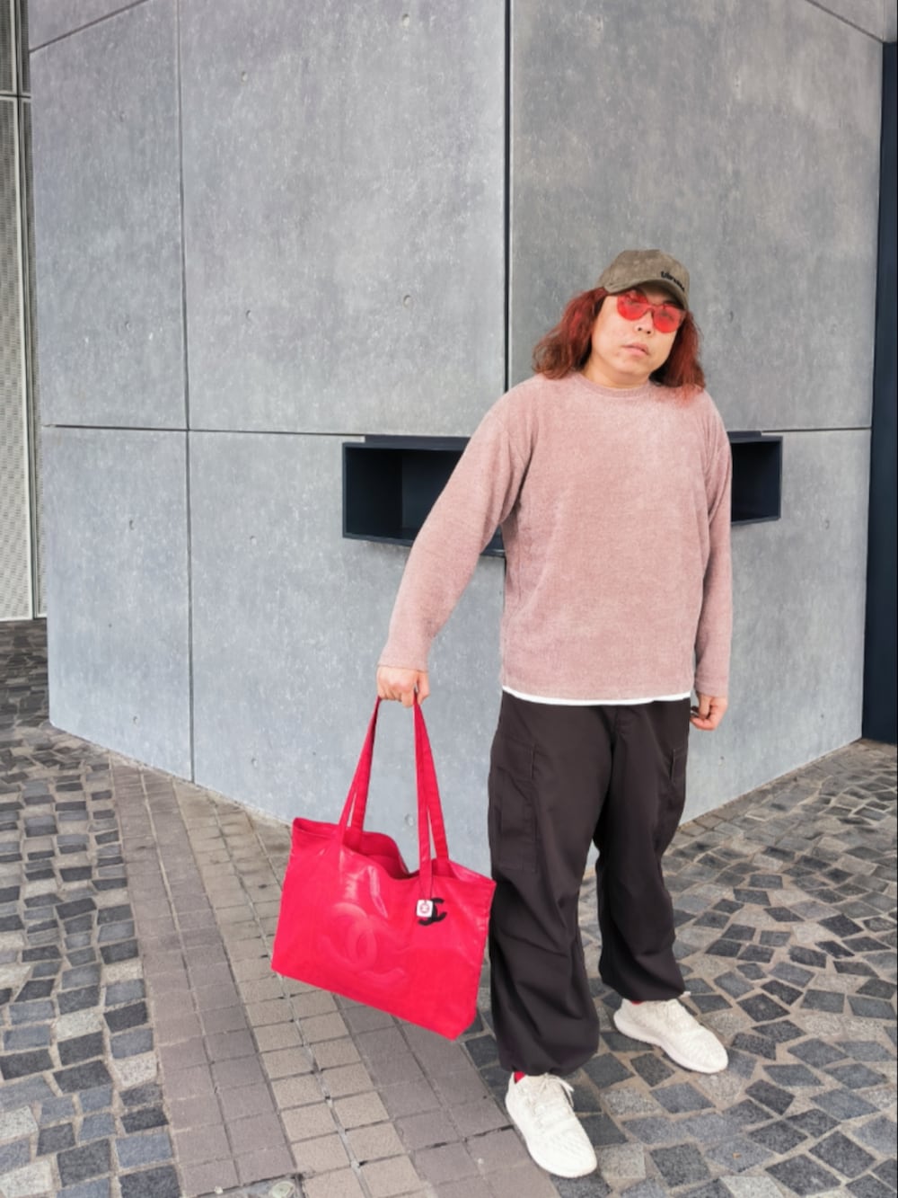「CHANELのアイテム（エコバッグ/サブバッグ、レッド系）」を使った、Panda Ngさん（メンズ・180cm）の秋コーディネートの4枚目の写真