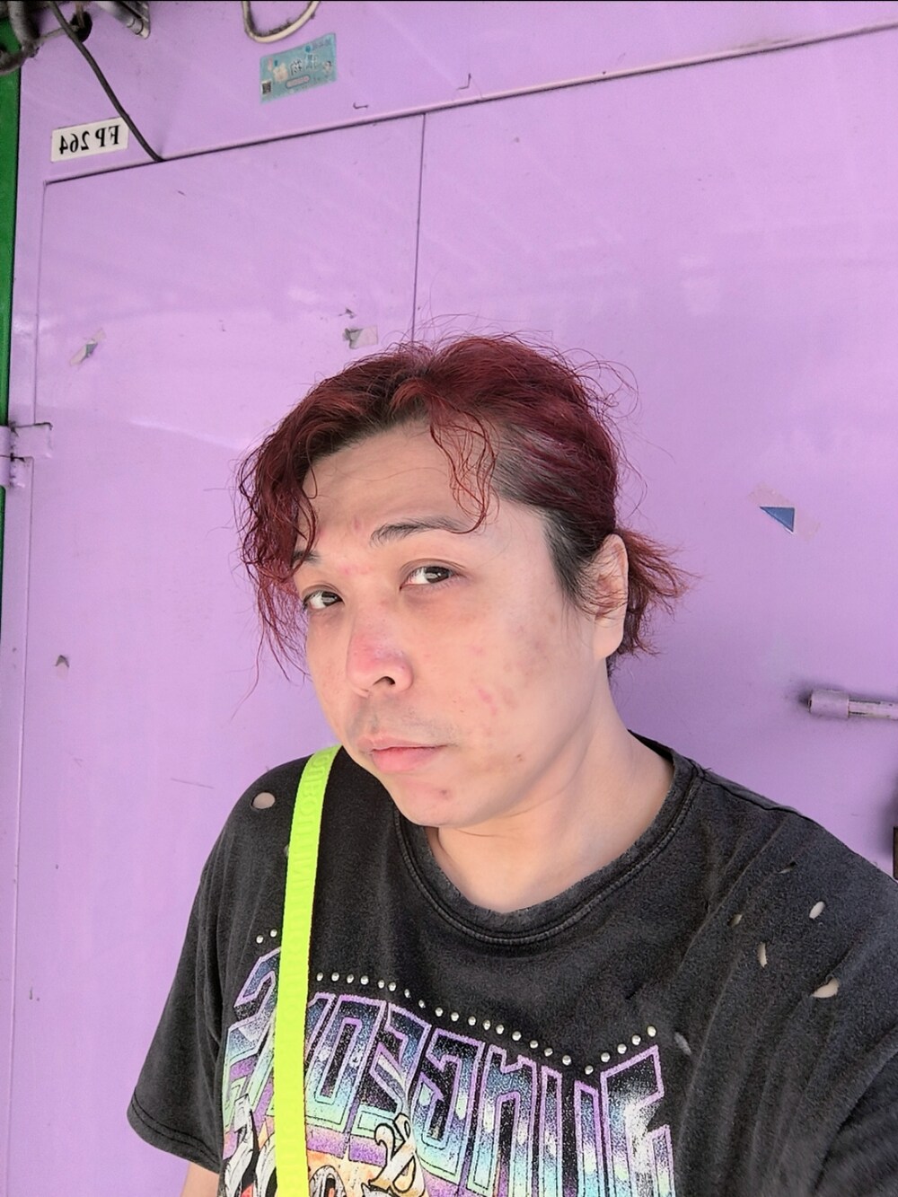 「DOG CIGARのアイテム（チノパンツ、ブラック系）」を使った、Panda Ngさん（メンズ・180cm）の秋コーディネートの3枚目の写真