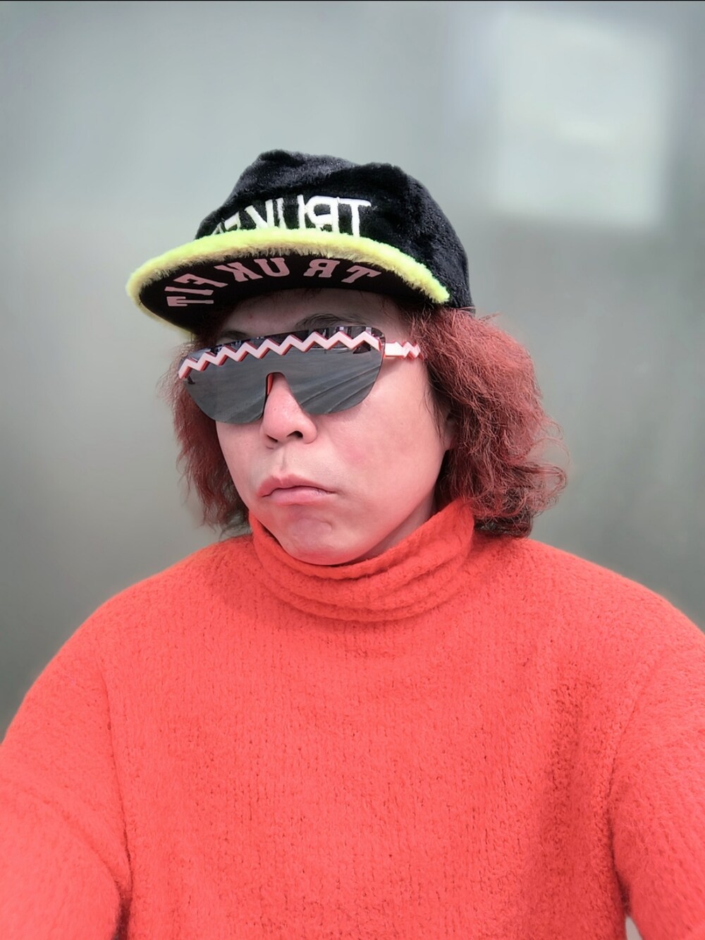 「ANYA HINDMARCHのアイテム（モカシン/デッキシューズ、ブラック系）」を使った、Panda Ngさん（メンズ・180cm）の冬コーディネートの4枚目の写真