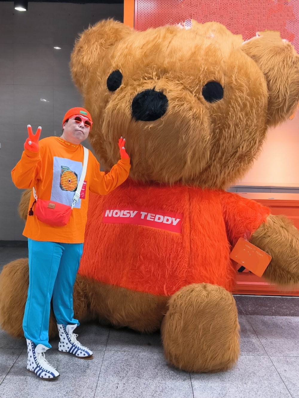 「Acne Studiosのアイテム（ボディバッグ/ウエストポーチ、オレンジ系）」を使った、Panda Ngさん（メンズ・180cm）の春コーディネートの2枚目の写真