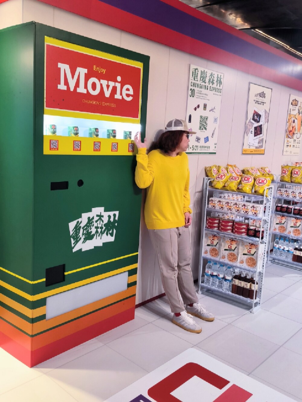 「adidasのアイテム（スニーカー、ホワイト系）」を使った、Panda Ngさん（メンズ・180cm）の春コーディネートの2枚目の写真