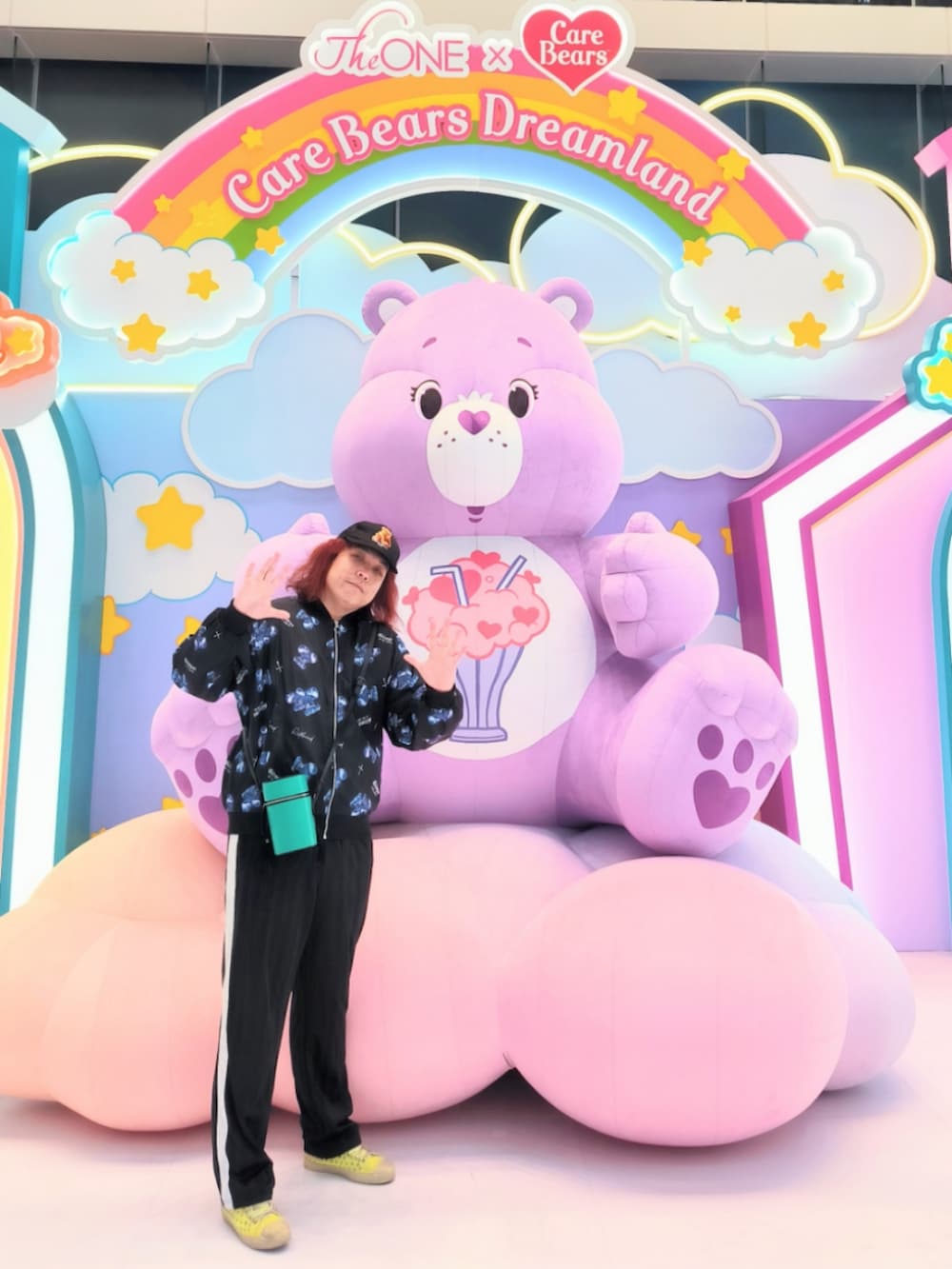 「VANITY VANILLAのアイテム（トレンチコート、ブラック系）」を使った、Panda Ngさん（メンズ・180cm）の冬コーディネートの2枚目の写真