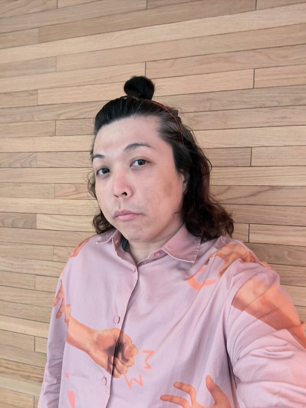 「adidasのアイテム（スニーカー、ホワイト系）」を使った、Panda Ngさん（メンズ・180cm）の春コーディネートの5枚目の写真