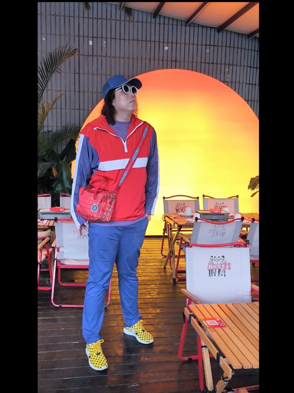「CHANELのアイテム（メッセンジャーバッグ、レッド系）」を使った、Panda Ngさん（メンズ・180cm）の春コーディネートの2枚目の写真
