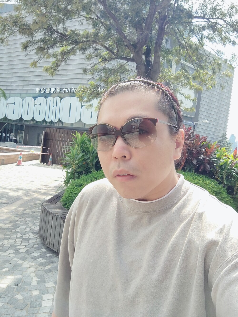 「DRIES VAN NOTENのアイテム（エコバッグ/サブバッグ、グリーン系）」を使った、Panda Ngさん（メンズ・180cm）の秋コーディネートの3枚目の写真
