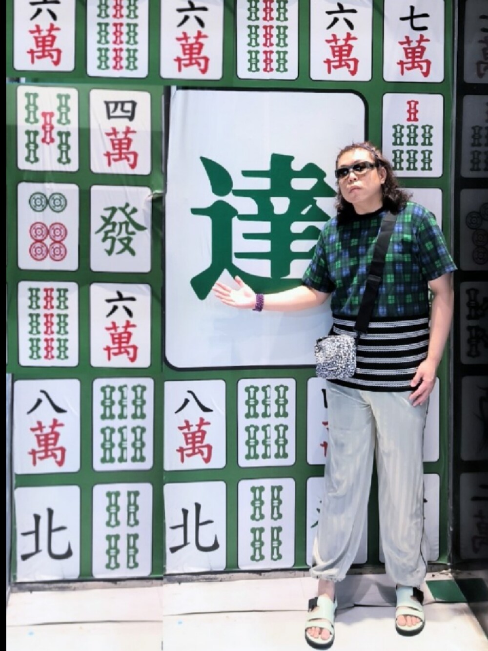 「Christopher Kaneのアイテム（サンダル、グリーン系）」を使った、Panda Ngさん（メンズ・180cm）の秋コーディネートの4枚目の写真
