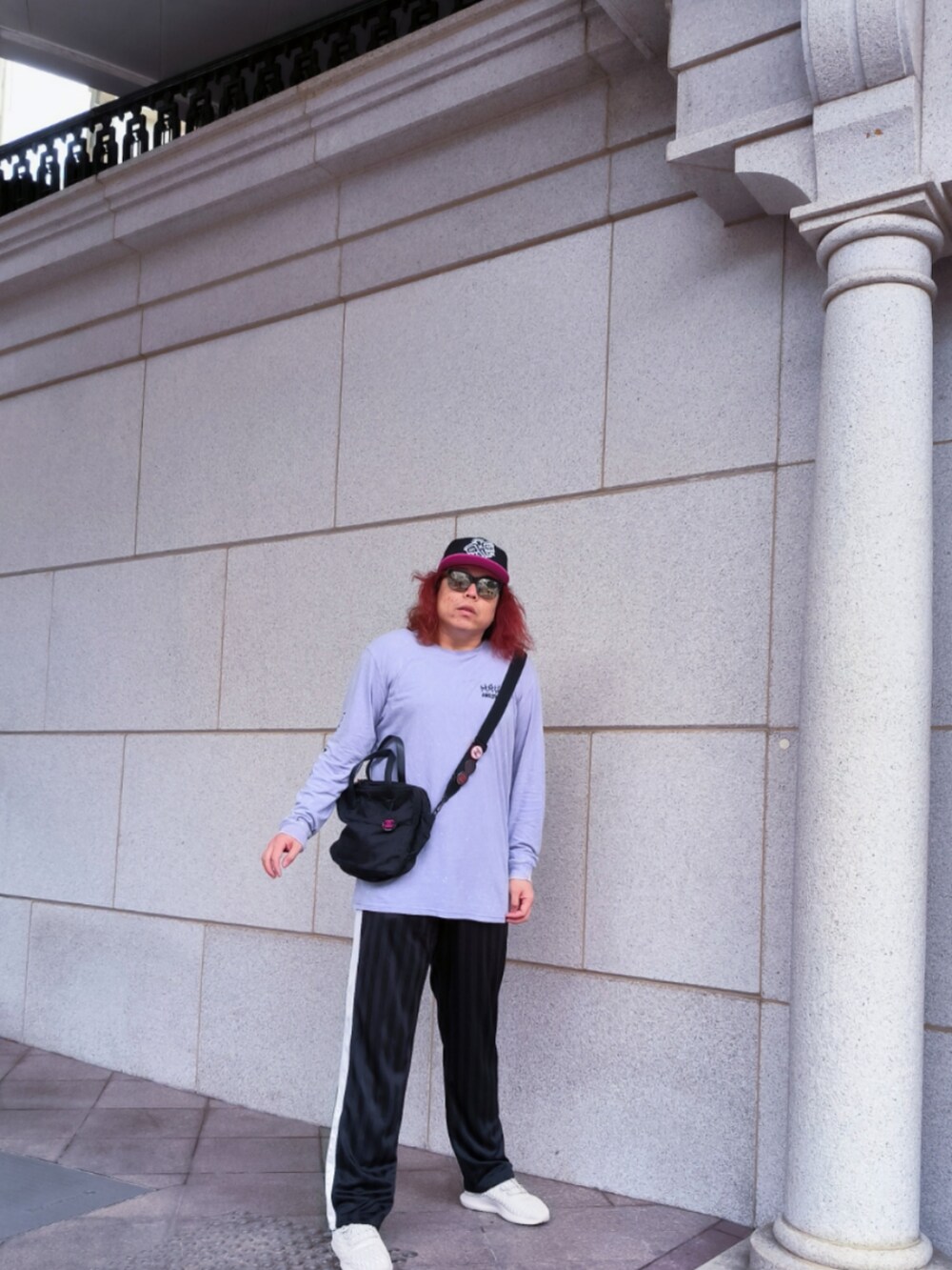 「MAUI and Sonsのアイテム（Tシャツ/カットソー、パープル系）」を使った、Panda Ngさん（メンズ・180cm）の秋コーディネートの2枚目の写真