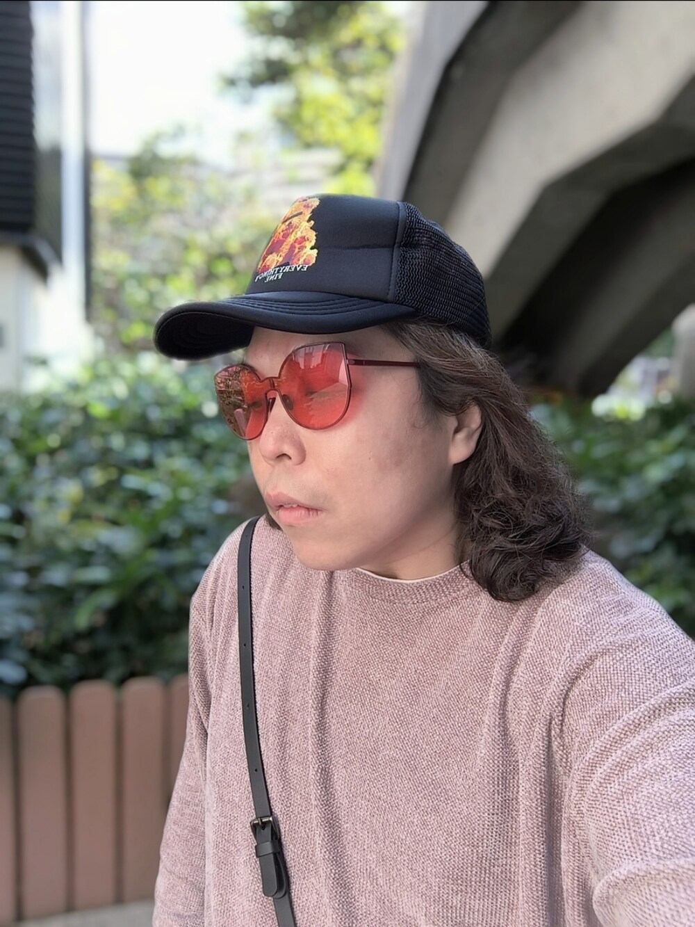 「Fashion Novaのアイテム（サンバイザー、ブラック系）」を使った、Panda Ngさん（メンズ・180cm）の秋コーディネートの2枚目の写真