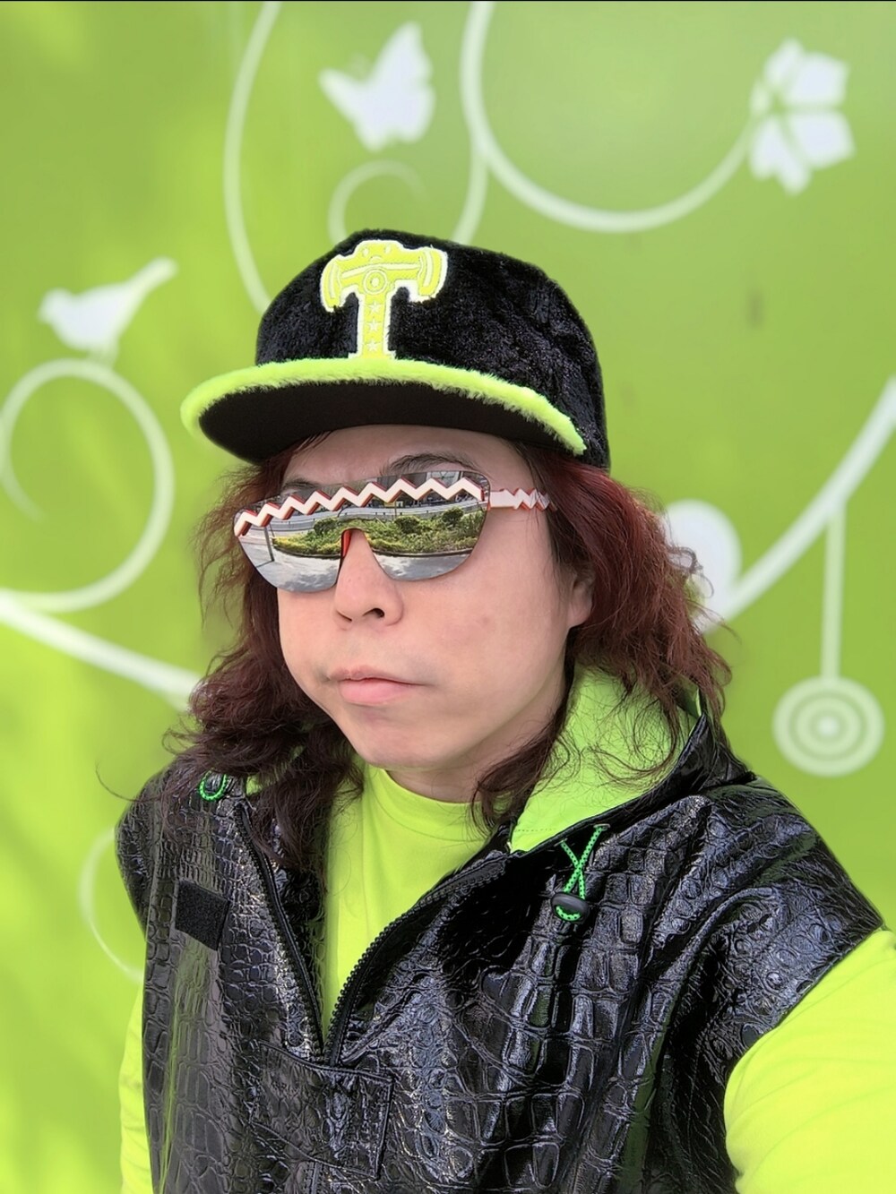「GIVENCHYのアイテム（トートバッグ、オレンジ系）」を使った、Panda Ngさん（メンズ・180cm）の冬コーディネートの3枚目の写真