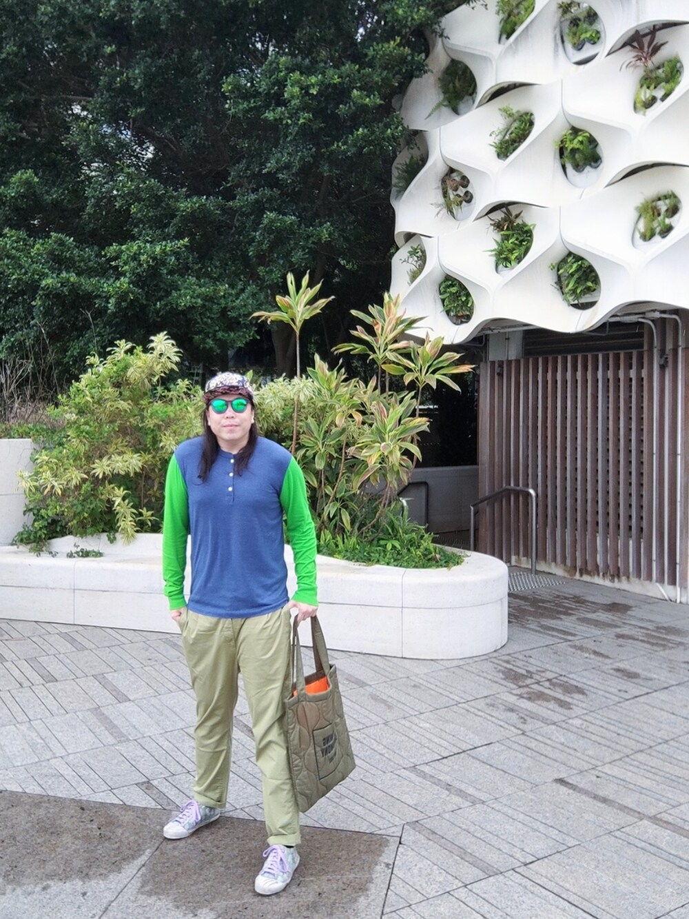 「J.CREWのアイテム（Tシャツ/カットソー、その他）」を使った、Panda Ngさん（メンズ・180cm）の春コーディネートの2枚目の写真