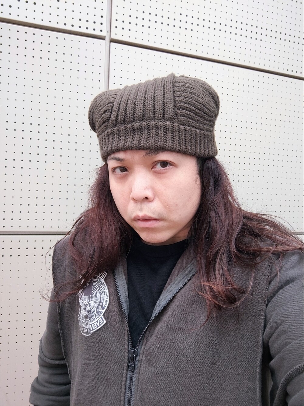「no brandのアイテム（ニットキャップ/ビーニー、ブラウン系）」を使った、Panda Ngさん（メンズ・180cm）の冬コーディネートの3枚目の写真