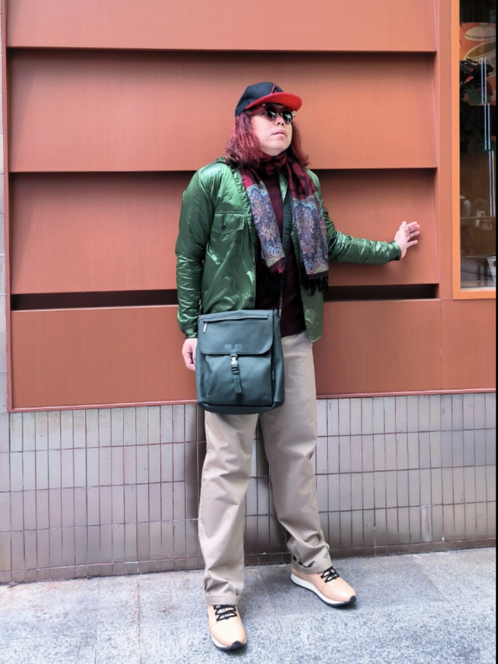 「miu miuのアイテム（メッセンジャーバッグ、グリーン系）」を使った、Panda Ngさん（メンズ・180cm）の冬コーディネートの2枚目の写真