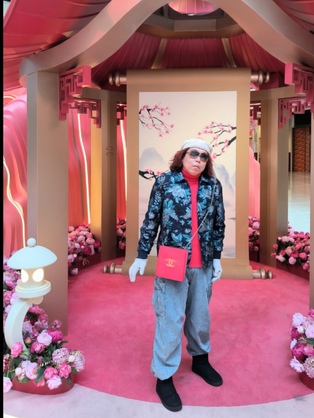 「CHANELのアイテム（バッグ、レッド系）」を使った、Panda Ngさん（メンズ・180cm）の冬コーディネートの2枚目の写真
