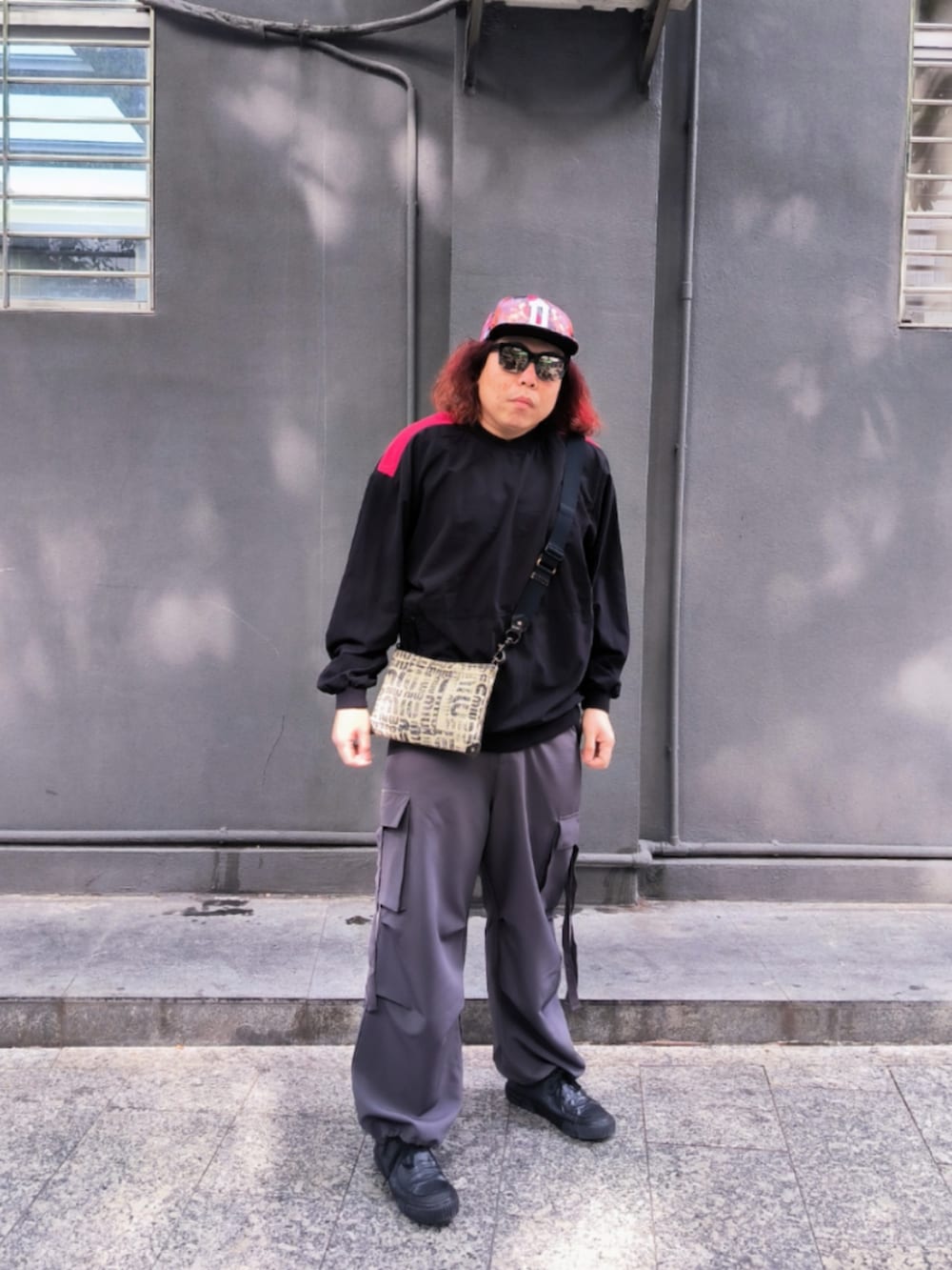 「miu miuのアイテム（バッグ、ベージュ系）」を使った、Panda Ngさん（メンズ・180cm）の冬コーディネートの2枚目の写真
