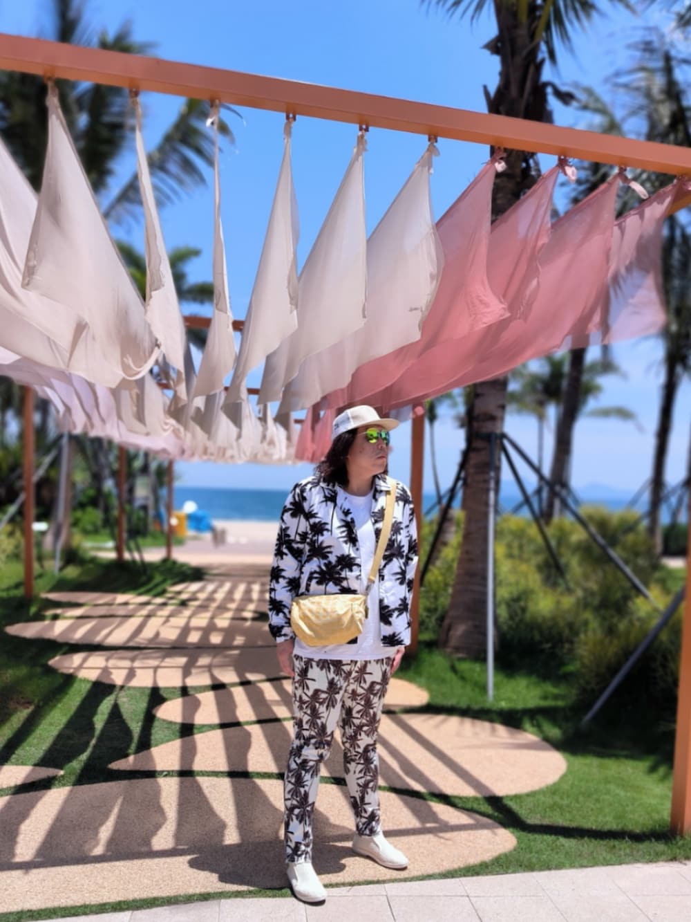 「CHANELのアイテム（メッセンジャーバッグ、イエロー系）」を使った、Panda Ngさん（メンズ・180cm）の春コーディネートの3枚目の写真