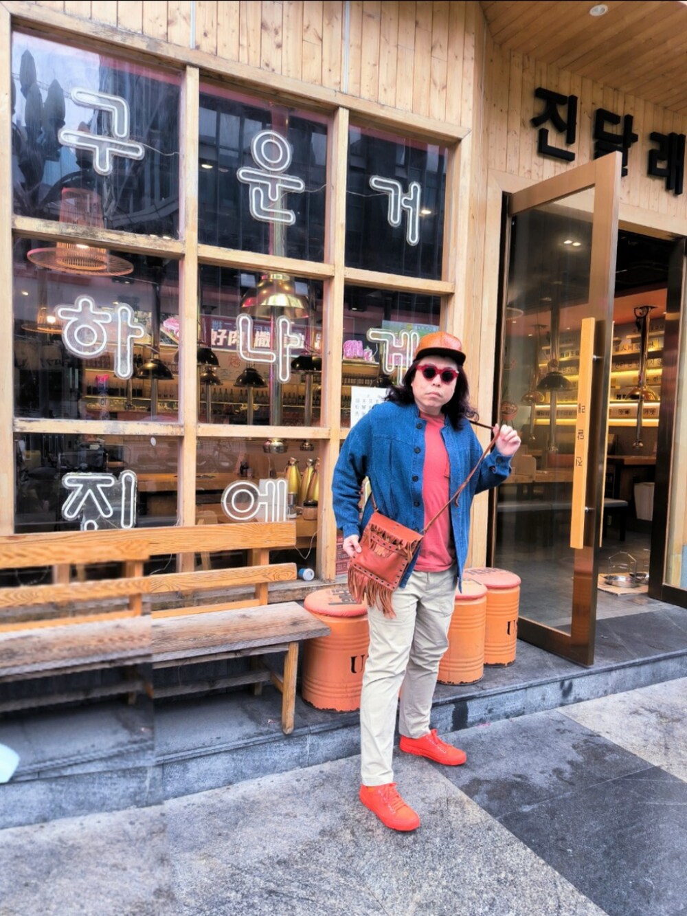 「bothのアイテム（シューズ、オレンジ系）」を使った、Panda Ngさん（メンズ・180cm）の冬コーディネートの3枚目の写真
