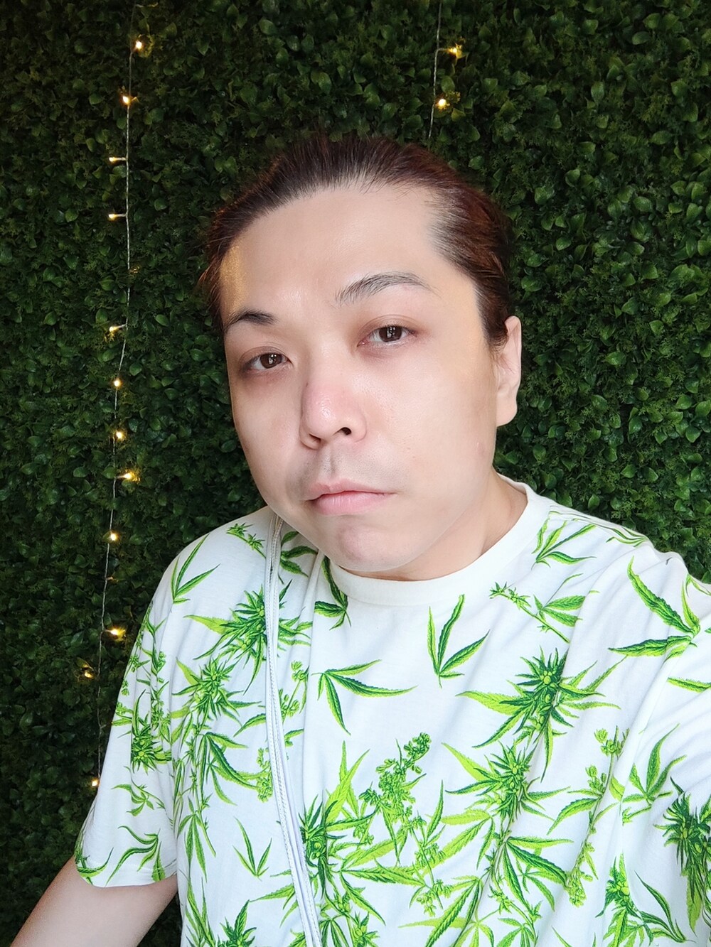 「BLACK SCALEのアイテム（Tシャツ/カットソー、グリーン系）」を使った、Panda Ngさん（メンズ・180cm）の秋コーディネートの4枚目の写真