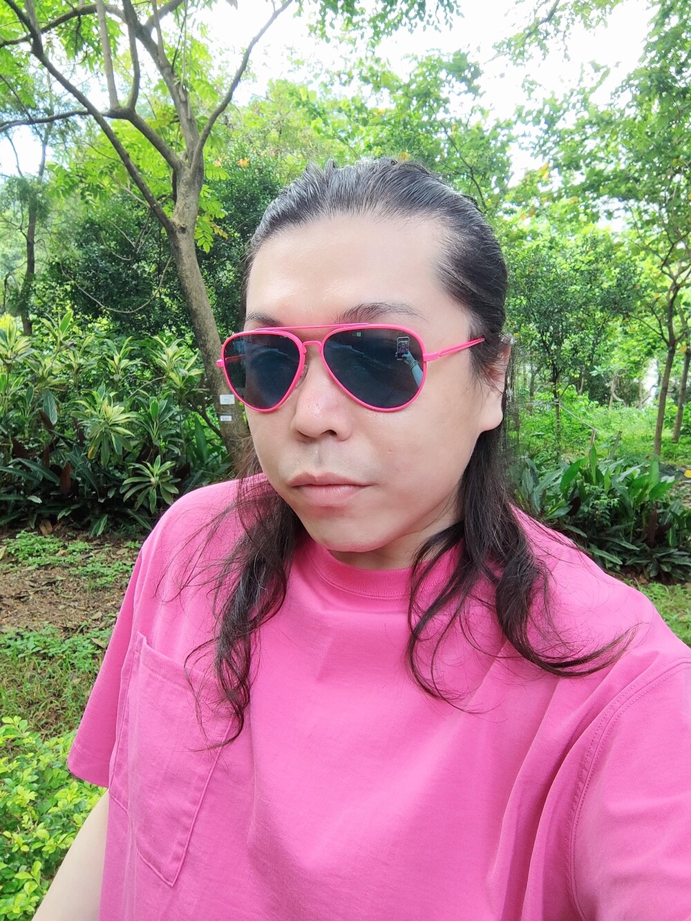「niko and...のアイテム（Tシャツ/カットソー、ピンク系）」を使った、Panda Ngさん（メンズ・180cm）の夏コーディネートの3枚目の写真