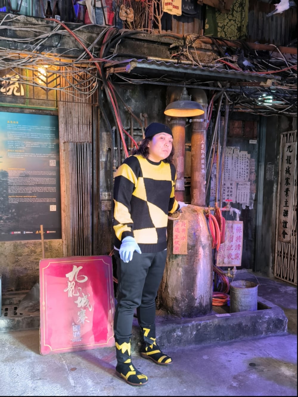 「NUMERO 10 のアイテム（トートバッグ、レッド系）」を使った、Panda Ngさん（メンズ・180cm）の春コーディネートの3枚目の写真