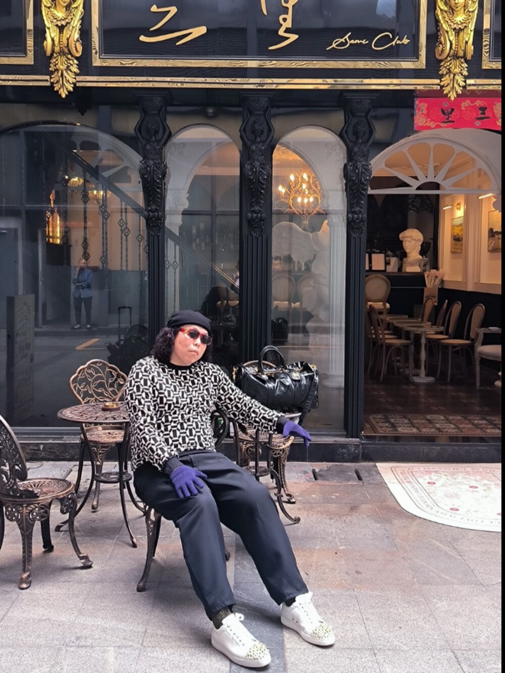 「CHANELのアイテム（スーツケース/キャリーバッグ、ブラック系）」を使った、Panda Ngさん（メンズ・180cm）の春コーディネートの2枚目の写真