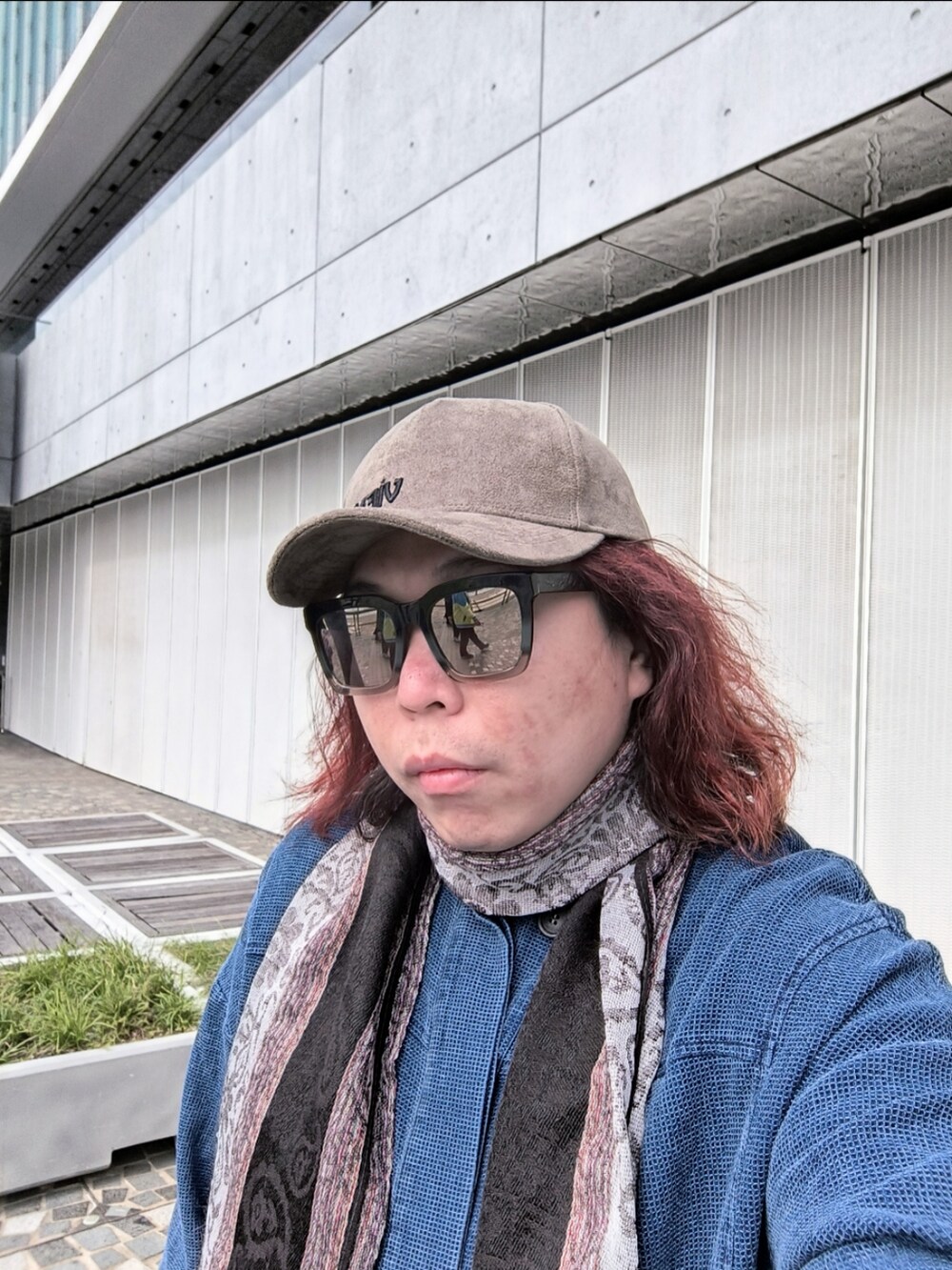 「CHANELのアイテム（エコバッグ/サブバッグ、ブラック系）」を使った、Panda Ngさん（メンズ・180cm）の冬コーディネートの4枚目の写真