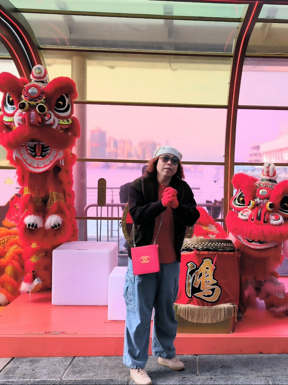 「CHANELのアイテム（バッグ、レッド系）」を使った、Panda Ngさん（メンズ・180cm）の冬コーディネートの2枚目の写真