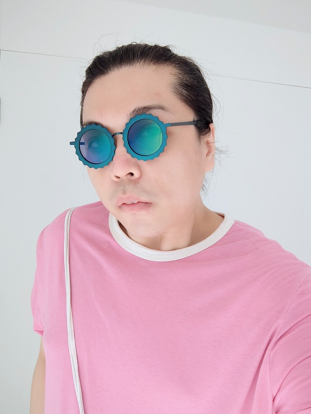「FOREVER 21のアイテム（Tシャツ/カットソー、ピンク系）」を使った、Panda Ngさん（メンズ・180cm）の夏コーディネートの3枚目の写真