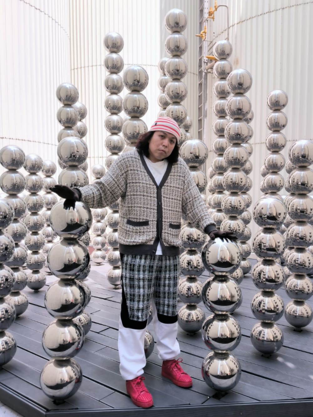 「CHANELのアイテム（ショルダーバッグ、レッド系）」を使った、Panda Ngさん（メンズ・180cm）の春コーディネートの2枚目の写真