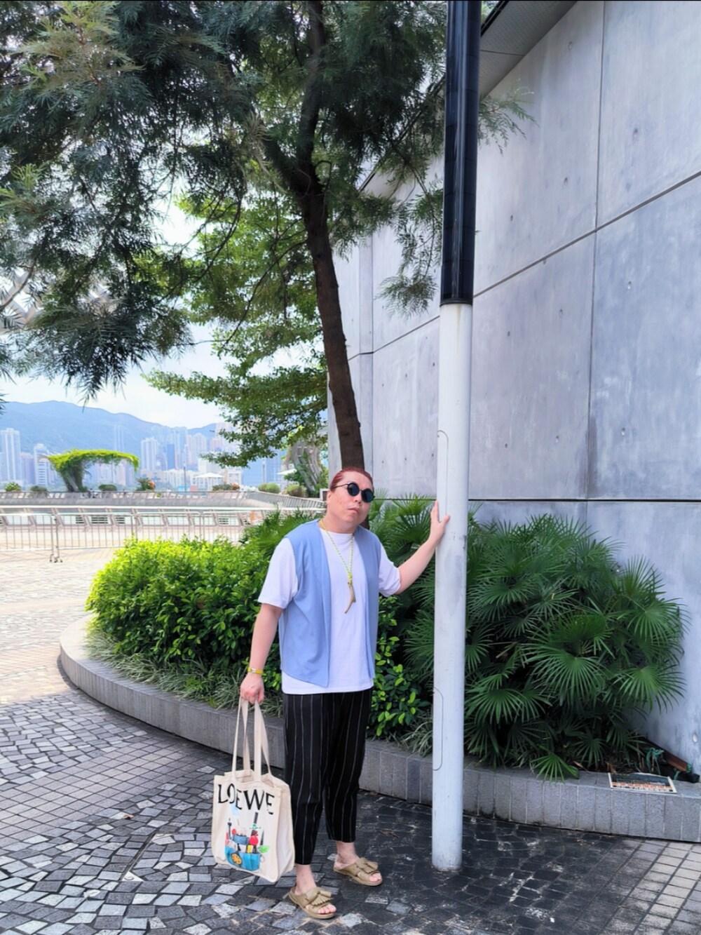 「no brandのアイテム（ノーカラージャケット、ブルー系）」を使った、Panda Ngさん（メンズ・180cm）の秋コーディネートの2枚目の写真