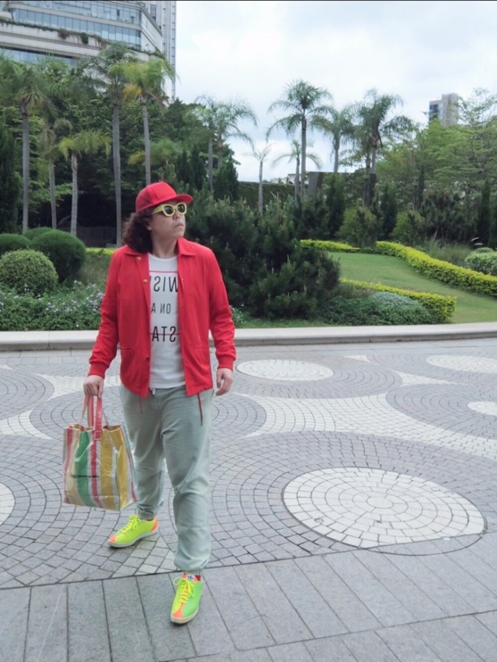 「街頭穿搭」｜「adidas X jeremy scottのアイテム（スニーカー、その他）」を使った、Panda Ngさん（メンズ・180cm）の春コーディネートの2枚目の写真