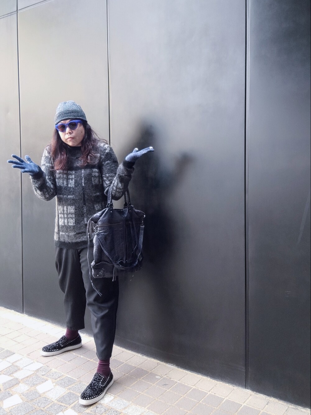 「asosのアイテム（ニット/セーター、グレー系）」を使った、Panda Ngさん（メンズ・180cm）の春コーディネートの3枚目の写真