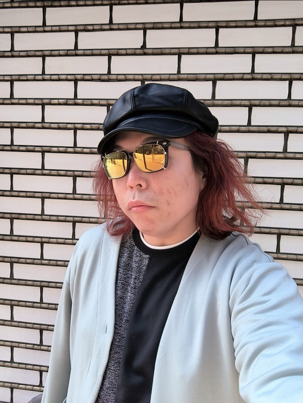 「VERSACEのアイテム（エコバッグ/サブバッグ、グレー系）」を使った、Panda Ngさん（メンズ・180cm）の冬コーディネートの3枚目の写真